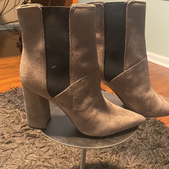 NWOT GUESS WOMEN’S DARK GRAY SUEDE POINTED TOE ANKLE FASHION BOOTS - Picture 8 of 12